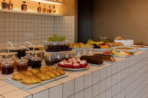 un buffet con molti tipi di cibo diversi su un bancone di Neo Suites a Firà