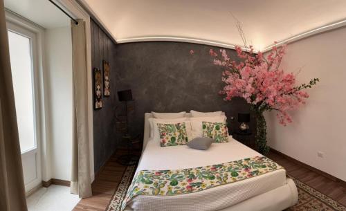 Un dormitorio con una gran cama blanca con flores. en B&B i MORI en Catania