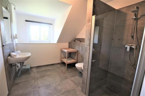 un baño con ducha y lavabo en Fehmarnhaus 4, en Fehmarn