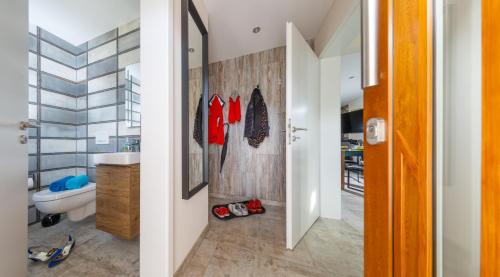 a bathroom with a toilet and a sink at Premium-Plus-Ferienhaus Skadi II in Hasselfelde