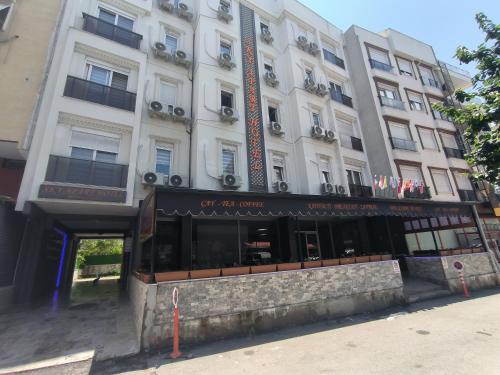 un bâtiment avec un magasin devant lui dans l'établissement SKY HOTEL & APARTMENTS, à Antalya