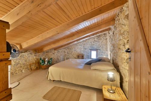 Katil atau katil-katil dalam bilik di Maison Le Levant - Maison typique au coeur de l'Ardèche