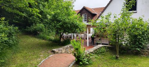 una casa con un camino de ladrillo delante de ella en Gästehaus Alte Liebe en Borgholzhausen