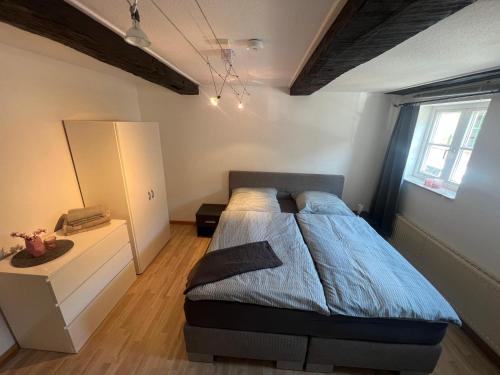 ホルツミンデンにあるFerienwohnung Weser 4のベッドルーム1室(ベッド1台、ドレッサー付)