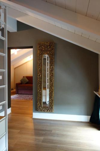 einen Spiegel an der Wand in einem Zimmer mit Sofa in der Unterkunft Capriccio Art Hotel in Serravalle Scrivia