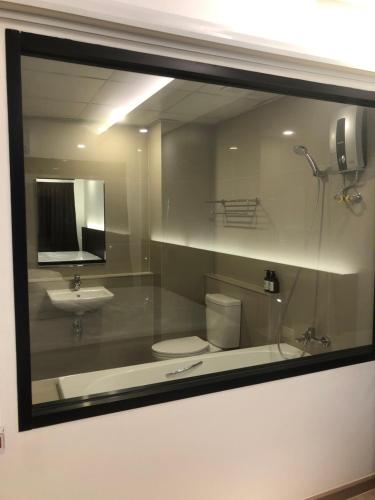 GEEN Hotel Chonburiにあるバスルーム