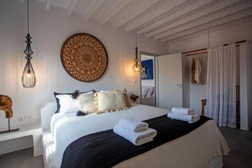 een slaapkamer met een bed met handdoeken erop bij Nur Mykonian Suites in Mykonos-stad