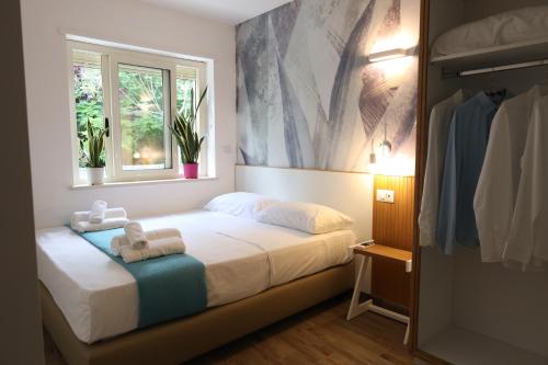 een slaapkamer met een bed met handdoeken erop bij SUNSEA - Enjoy Your Family in Capo Vaticano
