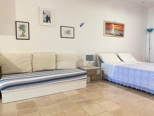 um quarto com 2 camas e uma mesa em Il Terrazzo - Galatea casa vacanze em Gagliano del Capo