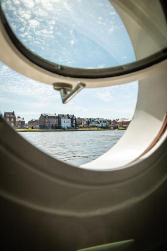 a view of the water through a window of a boat at Péniche de prestige à Namur avec vue sur la Citadelle - A l'Abordage - By Voyages Copine in Namur
