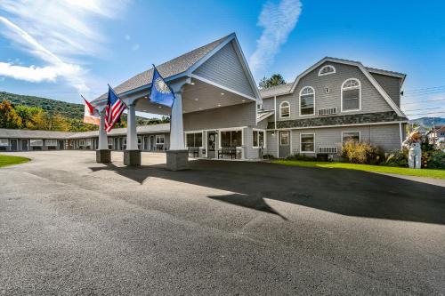 a house with two american flags in the driveway at Top Notch Inn in Gorham