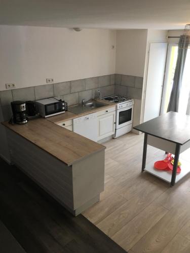 une cuisine avec un évier et un plan de travail dans l'établissement Family, à La Réorthe