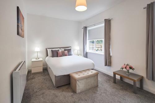 Host & Stay - Britton Hall Bungalow في Westgate: غرفة نوم بيضاء بها سرير ونافذة