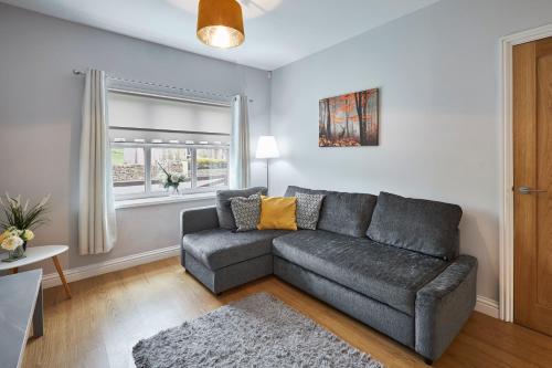 Westgate的住宿－Host & Stay - Britton Hall Bungalow，客厅设有灰色的沙发和窗户。