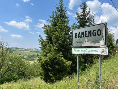 a sign for a barner co on the side of a road at Appartamento in Montiglio