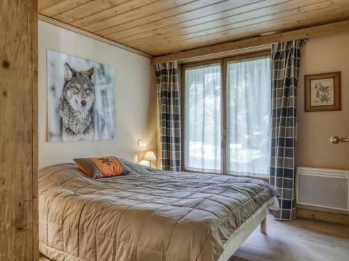 a bedroom with a wolf picture on the wall at Appartement Megève, 2 pièces, 4 personnes - FR-1-453-105 in Megève
