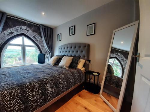 ein Schlafzimmer mit einem großen Bett und einem großen Fenster in der Unterkunft The Viewpoint, 2 Bedroom Apartment in Crieff in Crieff