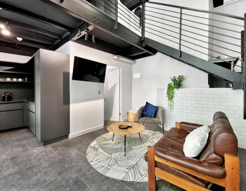 een woonkamer met een bank en een tafel bij BlackBrick Cape Town Foreshore in Kaapstad