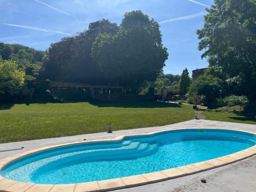 une grande piscine au milieu d'une cour dans l'établissement Bed and Breakfast Le Château de Morey, à Morey