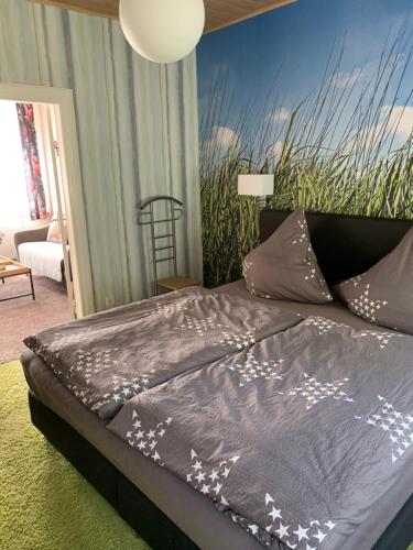 1 dormitorio con 1 cama con edredón negro en Ferienwohnung Jessen, en Büdelsdorf