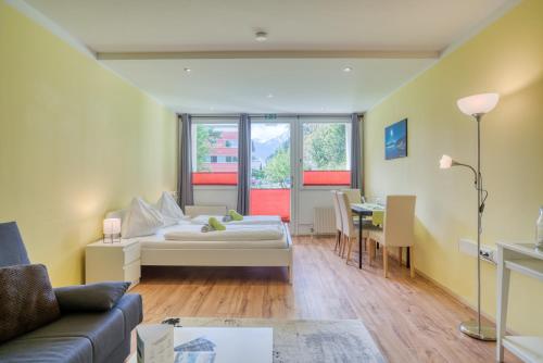 un soggiorno con un letto e un tavolo di Apartment Annemarie a Zell am See
