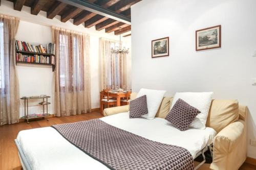 Кровать или кровати в номере Mela Luxury Venice Apartments