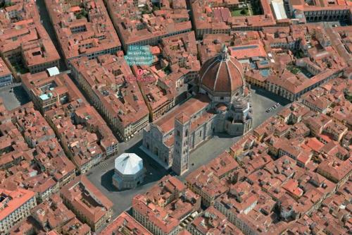 une vue aérienne sur un bâtiment aux toits rouges dans l'établissement Red Loft near Duomo-Hosted by Sweetstay, à Florence