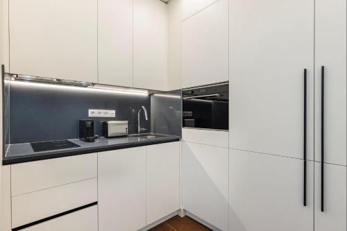 Upscale Apartment in City Center by LovelyStay