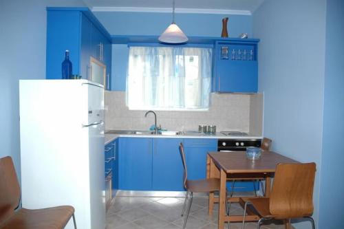 Ett kök eller pentry på Laconian Collection ''Applause Blue'' Apartment