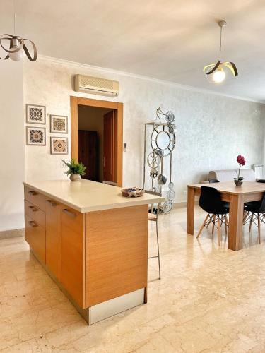 uma cozinha com uma mesa e uma sala de jantar em Vittory house em Lido di Ostia