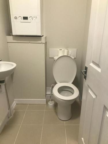 ein weißes Bad mit einem WC und einem Waschbecken in der Unterkunft Modernified Properties in Canterbury