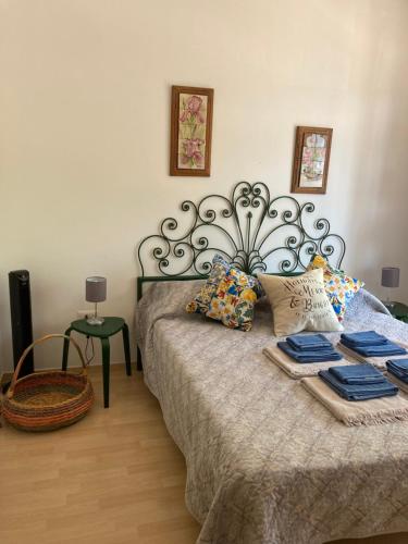 sypialnia z łóżkiem z zagłówkiem z kutego żelaza w obiekcie casa vacanza brezza di maestrale w mieście Salerno