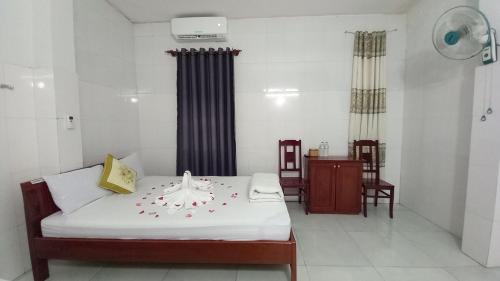 a bedroom with a bed with flowers on it at THAI BINH MOTEL in Danang