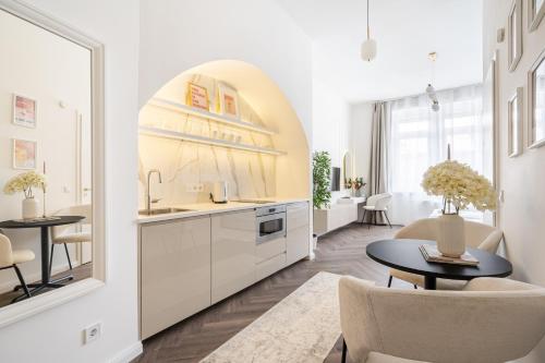 E13 - Grand Boulevard Heritage Suite - Best Location by BQA