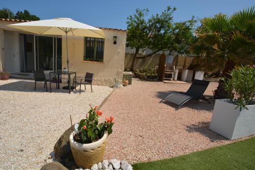 Photo de la galerie de l'établissement Studio au coeur d'un jardin reposant, à Saint-Thibéry