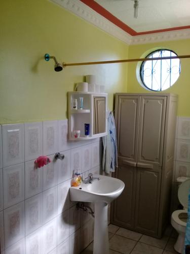y baño con lavabo y aseo. en Otavalo Ecuador (casa familiar), en Otavalo