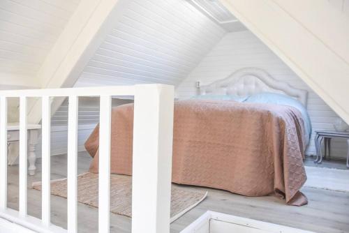 ein Schlafzimmer mit einem Bett im Dachgeschoss in der Unterkunft Cosy forest hideout @ Veluwe in Putten