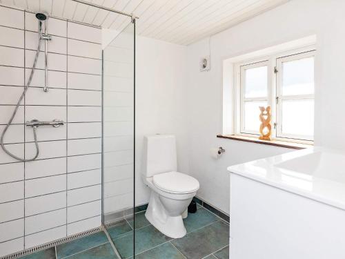LæsøにあるHoliday home Læsø IIの白いバスルーム(トイレ、シャワー付)