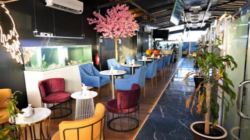 a restaurant with a row of tables and chairs at فندق جولدن نايت Golden Night Hotel in Najran