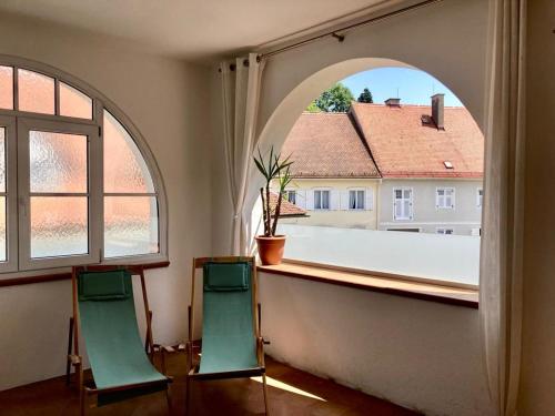 two chairs in a room with a large window at Ferienwohnung am Tabor in Bad Radkersburg