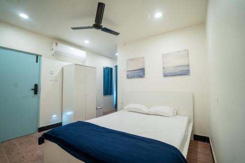 a bedroom with a bed and a ceiling fan at Slackpackr Hyderabad in Hyderabad