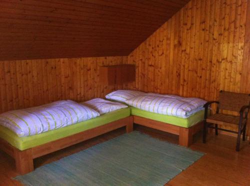 ザンクト・ペーターにあるEckhäusleの木造の部屋(椅子付)のベッド2台