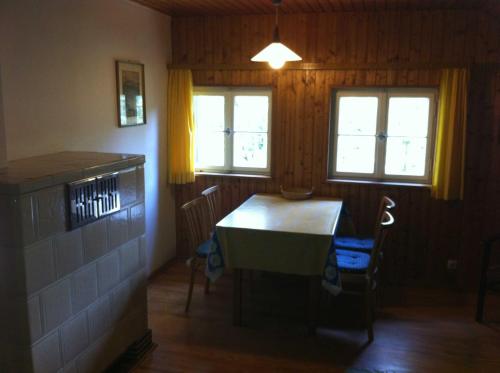 ザンクト・ペーターにあるEckhäusleのキッチン(テーブル付)、窓2つが備わります。