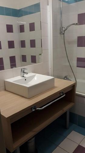 une salle de bain avec un lavabo et une douche dans l'établissement LE VALLON DU ROY, à Sanary-sur-Mer