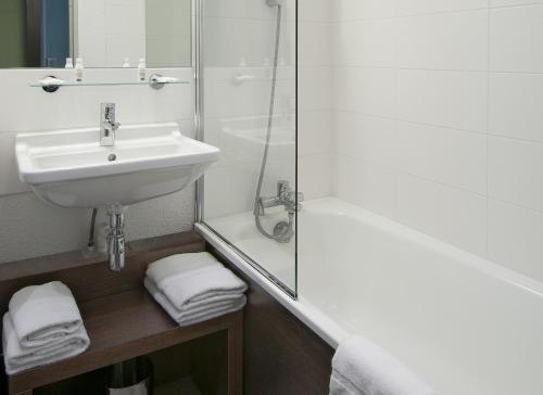 Salle de bains dans l'établissement Kyriad Hôtel Orly Aéroport - Athis Mons