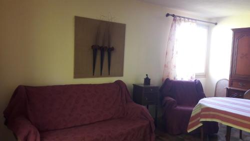 un salon avec un canapé et une fenêtre dans l'établissement Gite l ecureuil, à Saint-Nectaire