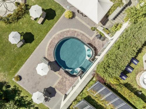 an overhead view of a swimming pool in a yard at Hotel Bemelmans-Post in Collalbo