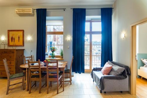 - un salon avec une table et un canapé dans l'établissement House of Frida, à Cracovie
