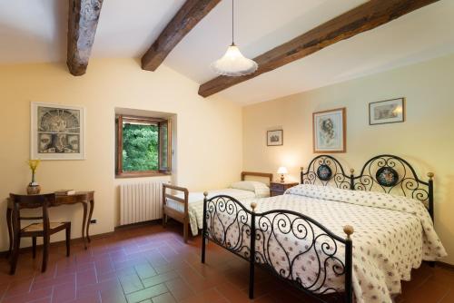 1 dormitorio con 2 camas y mesa en Villa Il Mulino, en Calbenzano