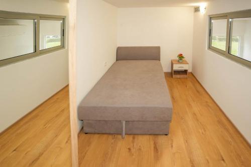 een slaapkamer met een bed in een kamer bij Izi in Split